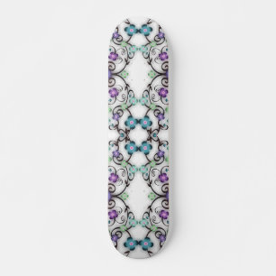Prachtige kantachtige uitzicht van blauwe violette persoonlijk skateboard