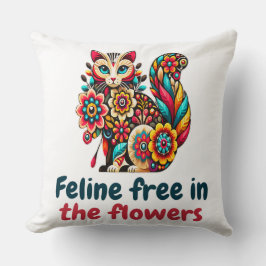 Prachtige kat in Wildflower Cottagecore Esthetisch Kussen