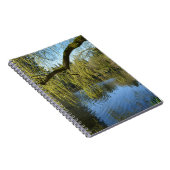 prachtige lenteswilg-bomen per watervijver. notitieboek (Rechterzijde)