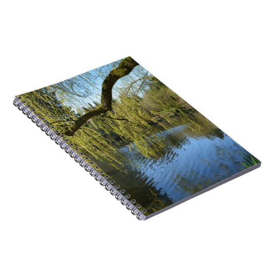 prachtige lenteswilg-bomen per watervijver. notitieboek (Rechterzijde)