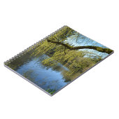 prachtige lenteswilg-bomen per watervijver. notitieboek (Linkerzijde)