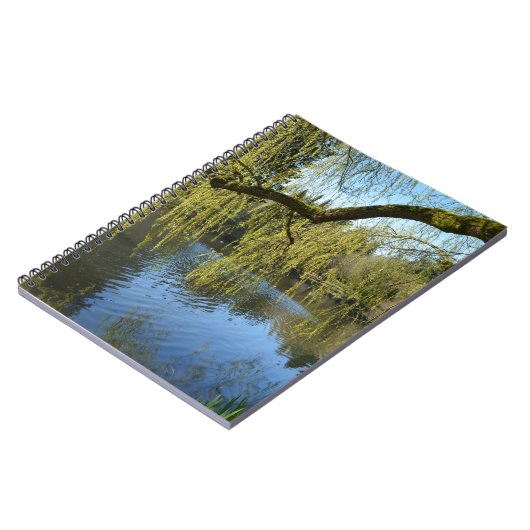 prachtige lenteswilg-bomen per watervijver. notitieboek (Linkerzijde)