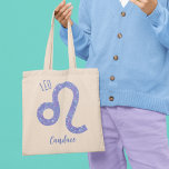 Prachtige Leo Astrology Sign Paars gepersonaliseer Tote Bag<br><div class="desc">Deze ,  gepersonaliseerde paarse en lavender Leo-canvas tas kenmerkt je astrologische teken van de Zodiac in een mooie glans zoals de constellaties. Pas dit schattige geschenk met jouw naam in prachtig krullend manuscript voor iemand aan met een late verjaardag van Juli of vroege van Augustus.</div>