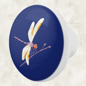 Prachtige libel op tak op donkerblauw keramische knop