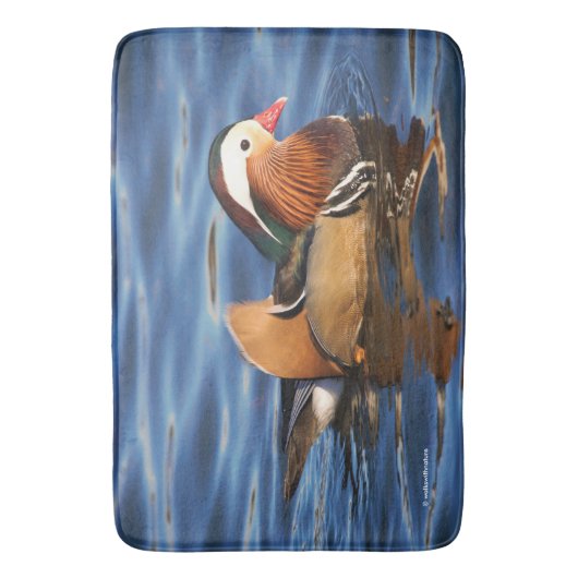 Prachtige Mandarijn Eend in de Vijver Bath Mat (Voorkant Verticaal)