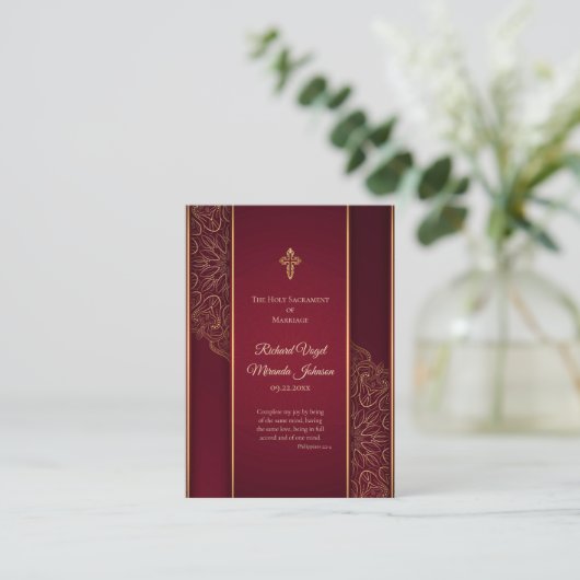 Prachtige Maroon Gold Catholic Wedding Prayer Kaar Plaatskaartje (Staand voorkant)