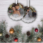Prachtige Mistletoe Eerste Kerstmis Mr & Mrs Foto Ornament Kaart<br><div class="desc">Fotoversiering die uw eerste Kerstmis viert,  zoals Mr & Mrs. gepersonaliseerd is met foto,  achternaam en het jaar met een  maîtletoe. De eerste kerstfoto-versiering is gepersonaliseerd met trouwfoto's. Eerste Kerstmis als gehuwde fotoversiering met een  maîtwig.</div>
