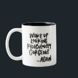 Prachtige Mok met tweetone koffie<br><div class="desc">Een klein ochtendvertrouwen heeft niemand pijn gedaan. Deze mok wordt met de hand geschreven met de zinsnede "word belachelijk mooi wakker ... opnieuw" aan de ene kant en "welkom in mijn leven" aan de andere kant.</div>