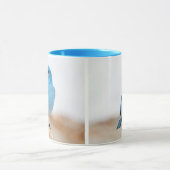 Prachtige Mountain Bluebird op strandstronk Mok (Midden)