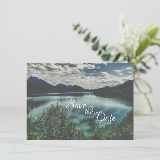 Prachtige Mountain Lake Reflections bruiloft Save The Date (Staand voorkant)