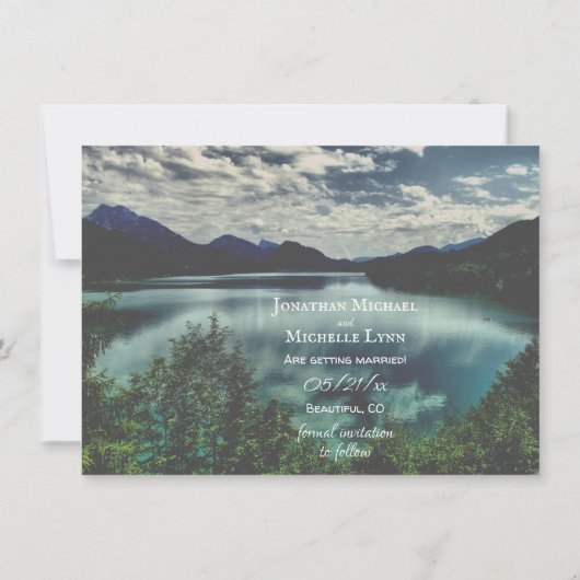 Prachtige Mountain Lake Reflections bruiloft Save The Date (Achterkant)