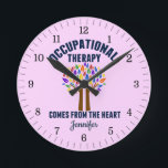 Prachtige offerte voor een behandelingsstrategie b ronde klok<br><div class="desc">Beroepstherapie komt van de klok van het hart voor de kantoor van een werktherapeut. Een mooi OT-cadeau met een schattige regenboogboom die de handen helpt als hoopgevende boomstam.</div>