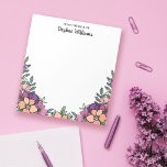 Prachtige Paarse perzik bloemen van het bureau van Notitieblok<br><div class="desc">Bloemen van het bureau van notitieblok met bloemetjes in een trendy kleurenpalet van perzik en paarse en roze met jouw naam in een girly script. perzik en paarse gepersonaliseerde notitieblok met bloemen en groen aangepast met jouw naam. Noteer uw notities van de dag of uw notities aan uw familie, vrienden...</div>