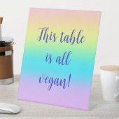 Prachtige pastelregenbooggradiënt bruiloft reclamebord met voetstuk (Insitu)