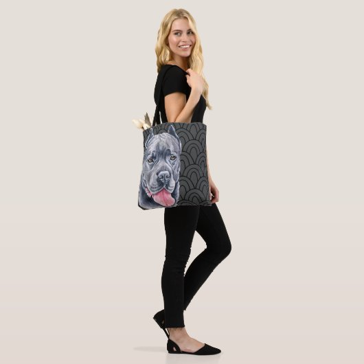 Prachtige riet Corsa over grijze patroonachtergron Tote Bag (Op model)