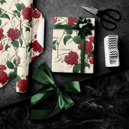 Prachtige rode rozen en klassieke handschrift cadeaupapier