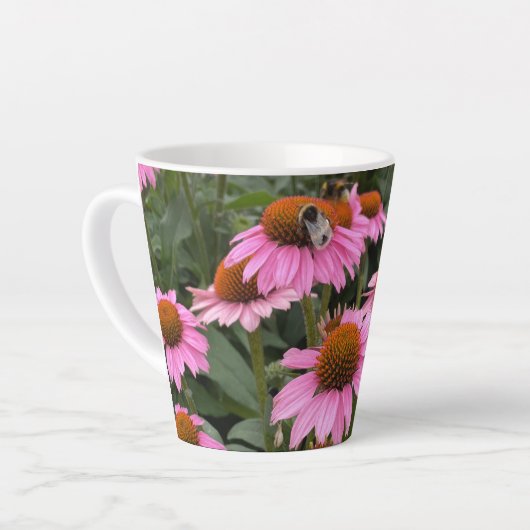 Prachtige roze Echinacea Flowers en Bee Latte Mok (Linkerhoek)