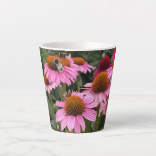 Prachtige roze Echinacea Flowers en Bee Latte Mok