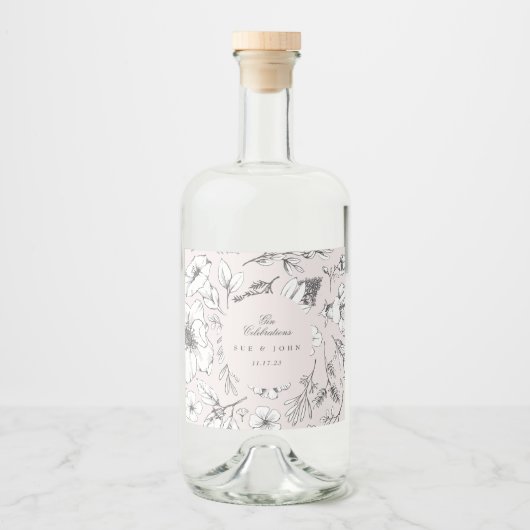 Prachtige roze Floral Monogram Sketched Wedding Likeurfles Etiket (Voorkant)