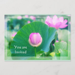 Prachtige roze Lotus Bud Flower Green Leaf Blossom Kaart