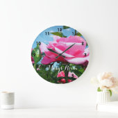 Prachtige roze roos bloem in blauwe lucht.  Bloem Grote Klok (Huis)