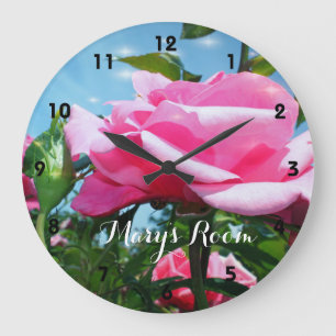 Prachtige roze roos bloem in blauwe lucht.  Bloems Grote Klok