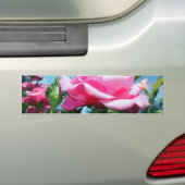 Prachtige roze roos in de blauwe lucht. Florale fo Bumpersticker (Op auto)