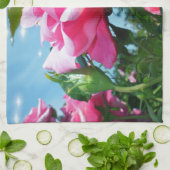 Prachtige roze roos in de blauwe lucht. Florale fo Theedoek (Gevouwen)