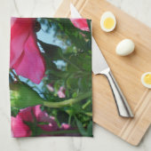 Prachtige roze roos in de blauwe lucht. Florale fo Theedoek (Quarter Fold)