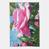 Prachtige roze roos in de blauwe lucht. Florale fo Theedoek (Verticaal)