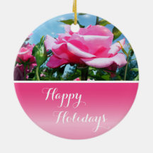 Prachtige roze roos in de blauwe lucht. prettige f