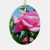 Prachtige roze roos in de blauwe lucht. Valentijns Keramisch Ornament (Rechts)