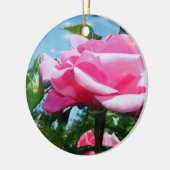 Prachtige roze roos in de blauwe lucht. Valentijns Keramisch Ornament (Links)