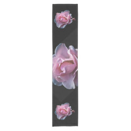 Prachtige roze roze op zwart. korte tafelloper