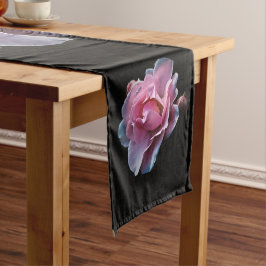 Prachtige roze roze op zwart. korte tafelloper