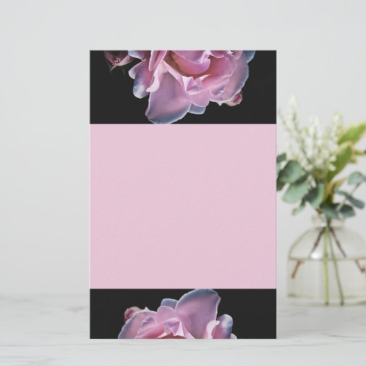 Prachtige roze roze roze op zwart briefpapier (Staand voorkant)