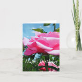 Prachtige roze rozenbloem en groene bladeren in bl kaart (Voorkant)