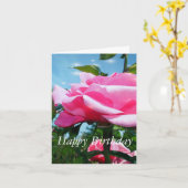 Prachtige roze rozenbloem en groene bladeren in bl kaart (Gele Bloem)