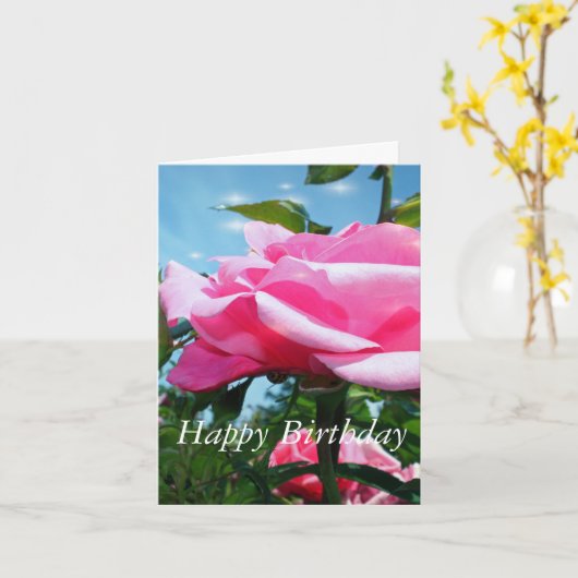 Prachtige roze rozenbloem en groene bladeren in bl kaart (Gele Bloem)