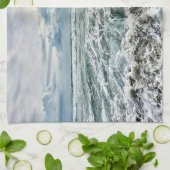 Prachtige strandscène met neerstortende golven theedoek (Gevouwen)