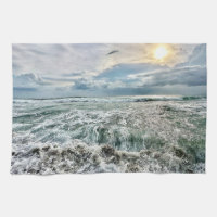 Prachtige strandscène met neerstortende golven