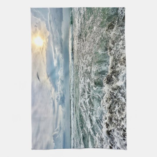 Prachtige strandscène met neerstortende golven theedoek (Verticaal)