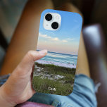 Prachtige Sunset Beach fotografie gepersonaliseerd iPhone 15 Case<br><div class="desc">Deze pittoreske strandfotografie telefoonhoes beschikt over een foto van Destin Florida. Personaliseer met jouw naam of monogram onder de prachtige roze en oranje zonsondergang die de oceaangolven boven het zee en zandgras zacht raakt. Mooie zee iPhone hoes voor de zomer.</div>