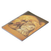 Prachtige verbazingwekkende kat en hond knuffelen  notitieboek (Linkerzijde)