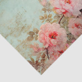 Prachtige versleten roze bloemen op de rand van tissuepapier (Detail)