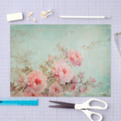 Prachtige versleten roze bloemen op de rand van tissuepapier (Craft)