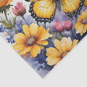 Prachtige vlinder te midden van grote gele bloemen tissuepapier (Detail)