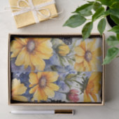 Prachtige vlinder te midden van grote gele bloemen tissuepapier (Geschenk)