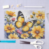 Prachtige vlinder te midden van grote gele bloemen tissuepapier (Craft)