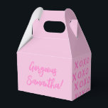 Prachtige Vriendennaam XOXO roze Schattigee Favori Bedankdoosjes<br><div class="desc">Vier je vriendschap met de Custom Name Gorgeous Friend XOXO Pink Schattige Favoriet Box! Met een charmant roze ontwerp en een gepersonaliseerde naam,  is deze schattige gunstbox ideaal voor feestelijke traktaties of doordachte geschenken voor uw besties. Geweldig voor uitjes in het weekend van het meisje,  Galentijnsdag,  vrijgezellenfeesten of vrijgezellenfeesten.</div>